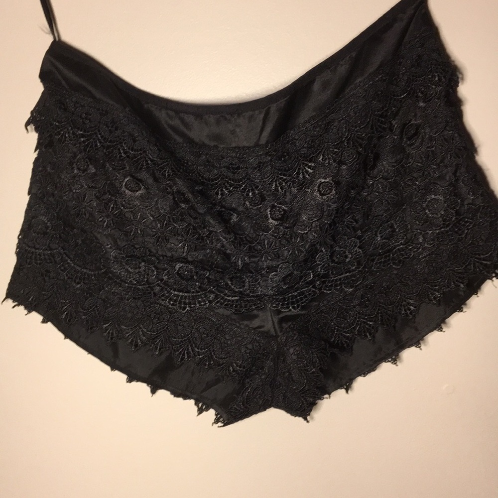 Sans Souci black layered lace short shorts, large - Picture 4 of 6